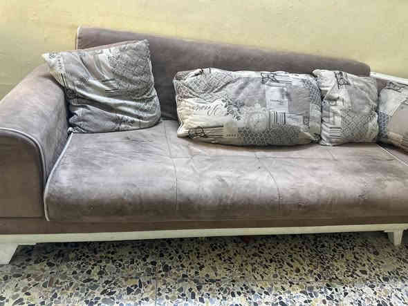 السلام عليكم تخم قنفات تركي ماركه الصدف نضام سرير ومخزن 8مقاعد السعر 300بي مجال مع غراض حلاقه كراسي 2ينرادلهن بس دوشمه ومرايات عدد 2مع 2جانبيات مع باترينه السعر 250بيهن مجال واضافه الى ميز طعام بدون كراسي السعر 40بي مجال الاستفسار خاص او على الرقم ***********
