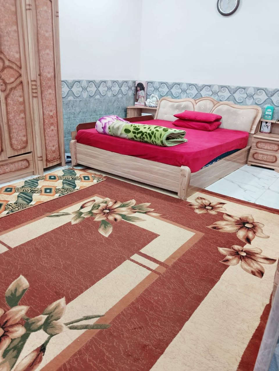 السلام عليكم 
بيت للبيع في حي الدله المساحة 250 متر يحتوي ع غرفه عدد 2 استقبال صاله حمام داخلي وخارجي مطبخ بيت جاهز مجهز بناء سنه 2023 مع المرواح مع الكيزرات مع التوانكي مع ماطور الماء  باقي التفاصيل اتصل ***********
