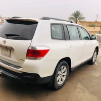 للبيع هايلندر ٢٠١٣ محرك ٦ سلندر ٧ راكب نضيفه الضرر قطعتين فقط التبريد ...