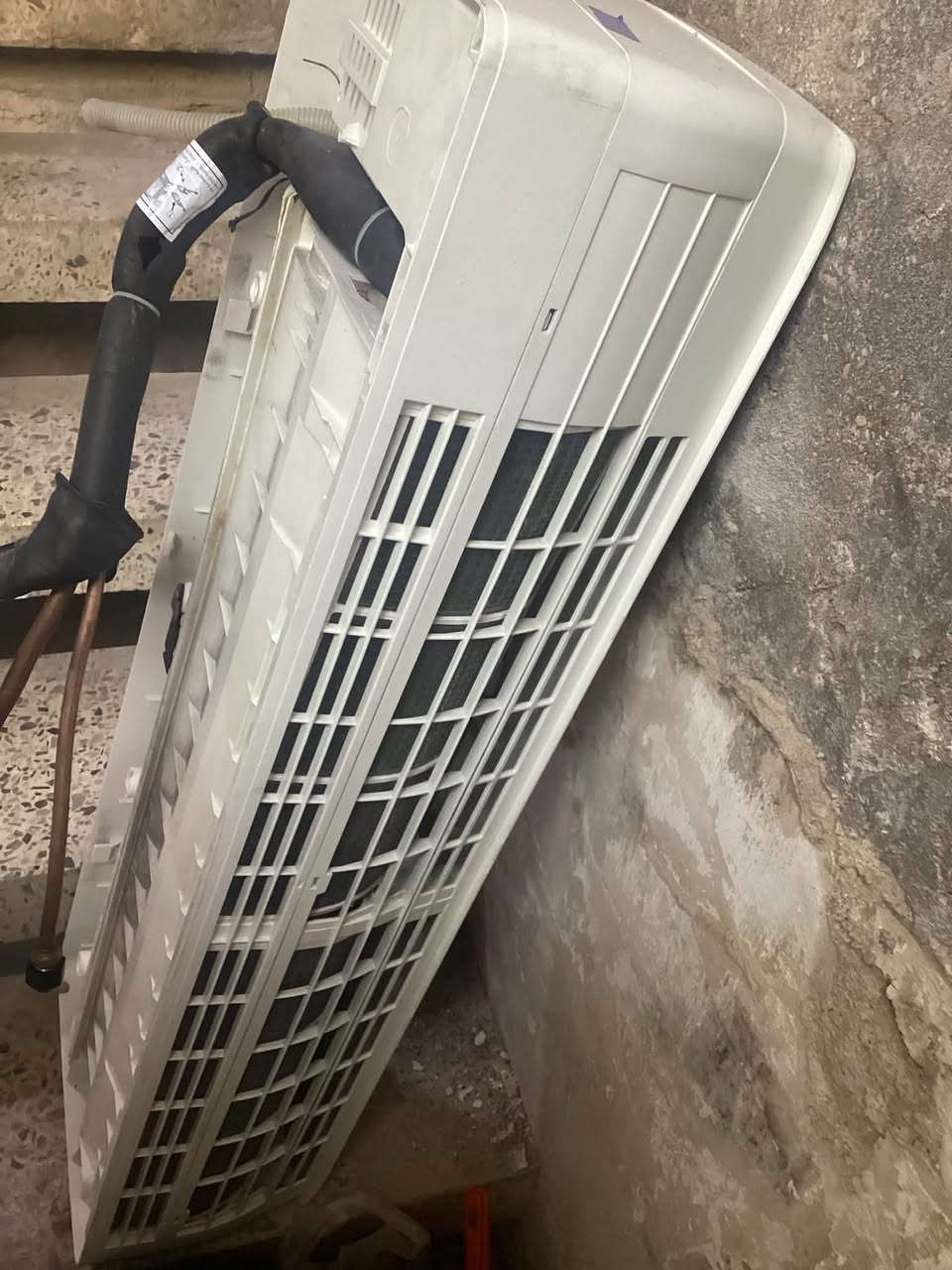 سلام عليكم سبلت TCL حجم 2 طن جاهز وغراضة موجودة كاملات رايدة ب400 الف عنواني بغداد اليرموك للاستفسار *********** فقط واتساب
