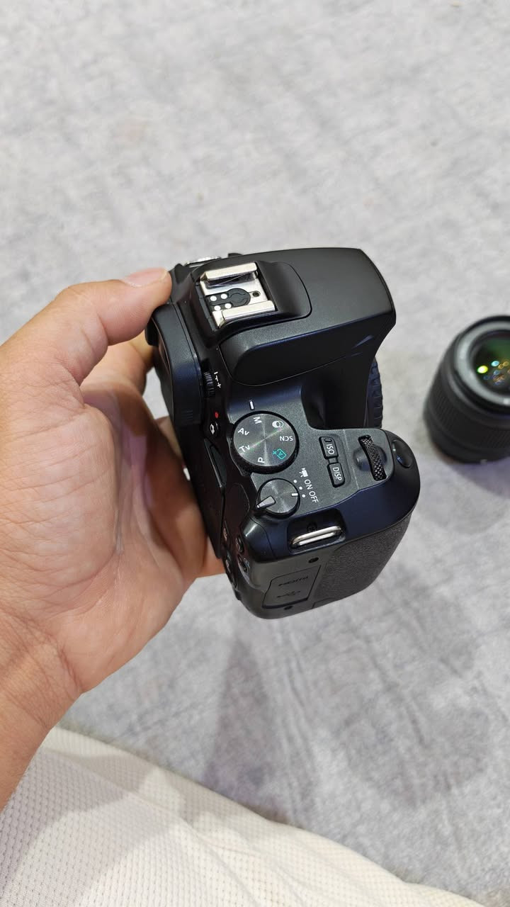 📸 للبيع: Canon 250D (EOS Rebel SL3) بحالة ممتازة جدًا
مواصفات الكاميرا:
✅ مستشعر APS-C بدقة 24.1 ميجابكسل 
✅ معالج DIGIC 8 السريع 
✅ تصوير فيديو 4K UHD 
✅ شاشة لمس متحركة بالكامل (Vari-Angle)
 ✅ نظام تركيز Dual Pixel AF (في تصوير Full HD) ✅ اتصال Wi-Fi وBluetooth 
✅ خفيفة الوزن وسهلة الاستخدام، مناسبة للمبتدئين والمحترفين وصناع المحتوى.
المرفقات:
 📷 عدسة Canon 18-55mm 
📷 عدسة Canon 50mm f/1.8 
🔋 بطارية عدد 1
💾 كارت ذاكرة 32GB 
🛡️ درع جيلاتين لحماية شاشة الكاميرا
💰 السعر:550 الف
📍 الكاميرا بحالة ممتازة وجاهزة للاستخدام مباشرة.
📞 للتواصل عبر واتساب أو الاتصال: 

***********

اذ تحب تشوف تصوير الكاميرا ودقتها ادخل هنا 
https://www.instagram.com/fusion__pho?igsh=MWgyMHhydmRyYjNwNg==

