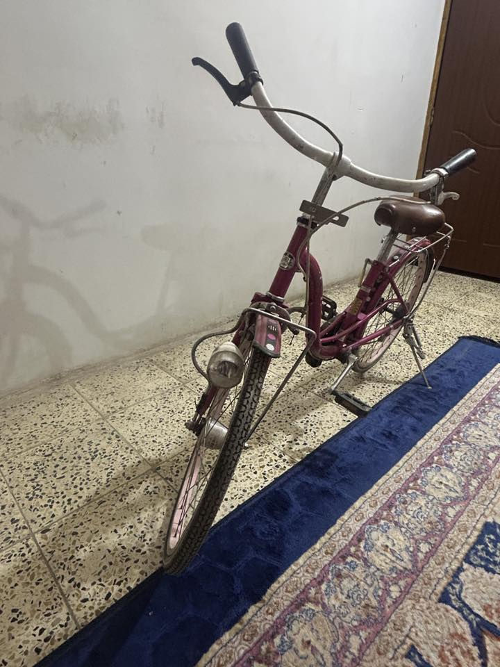 السلام عليكم بايسكل حجم ٢٠بناتي ياباني مال باله جديد مكانه الشرطه الرابعه ***********
