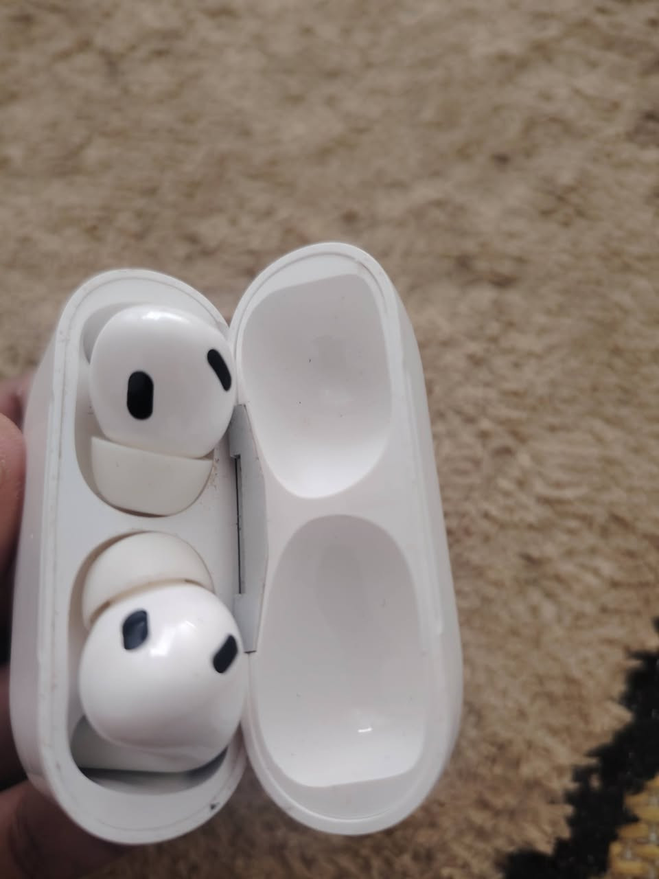 سماعات ايربودز للبيع استخدام قليل. يطولن بشحن وصوتهن عالي. السعر 20 الف للتواصل ***********
