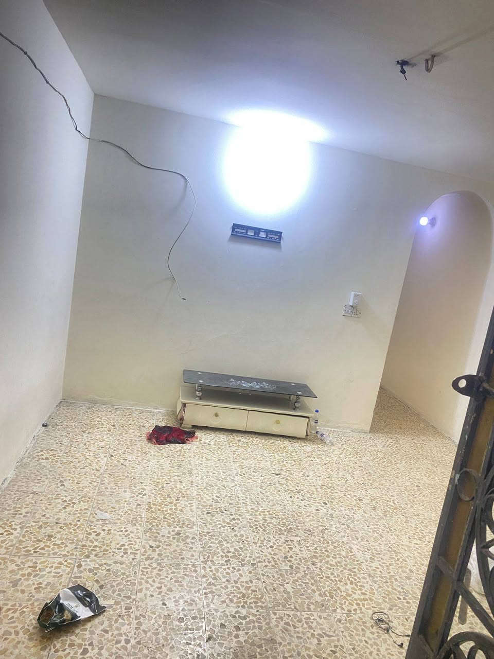 سلام عليكم مشتمل للايجار طابق ارضي بشعب بشارع عدن مساحه 100 تفاصيل كراج كبير استقبال حوالي خدمات وحده غرف نوم للاستفسار مكتب الشعب للعقاري باداره ابو ريحانه رقم الهاتف :***********
