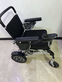 للبيع كرسي كهربائي غير مستعمل خفيف الوزن ينطبگ ويصير بالسيارة السعر 50...