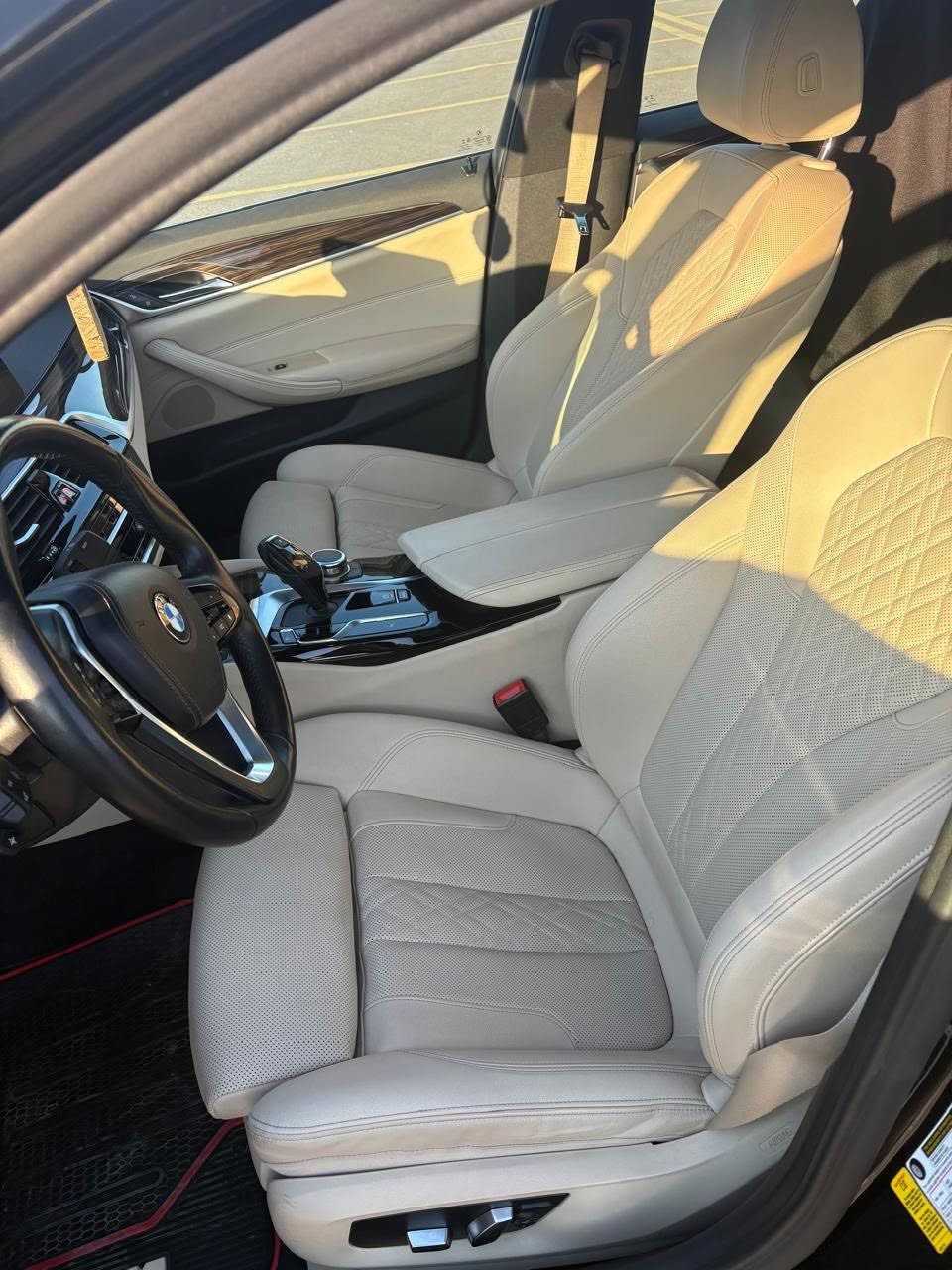 السلام عليكم BMW 530i 2022
للبيع فقط دفع خلفي وارد كندي كلين تايتل ضمان دولي بصمتين ماشية 40 الف ميل 
للتواصل والاستفسار عن السعر : ***********
