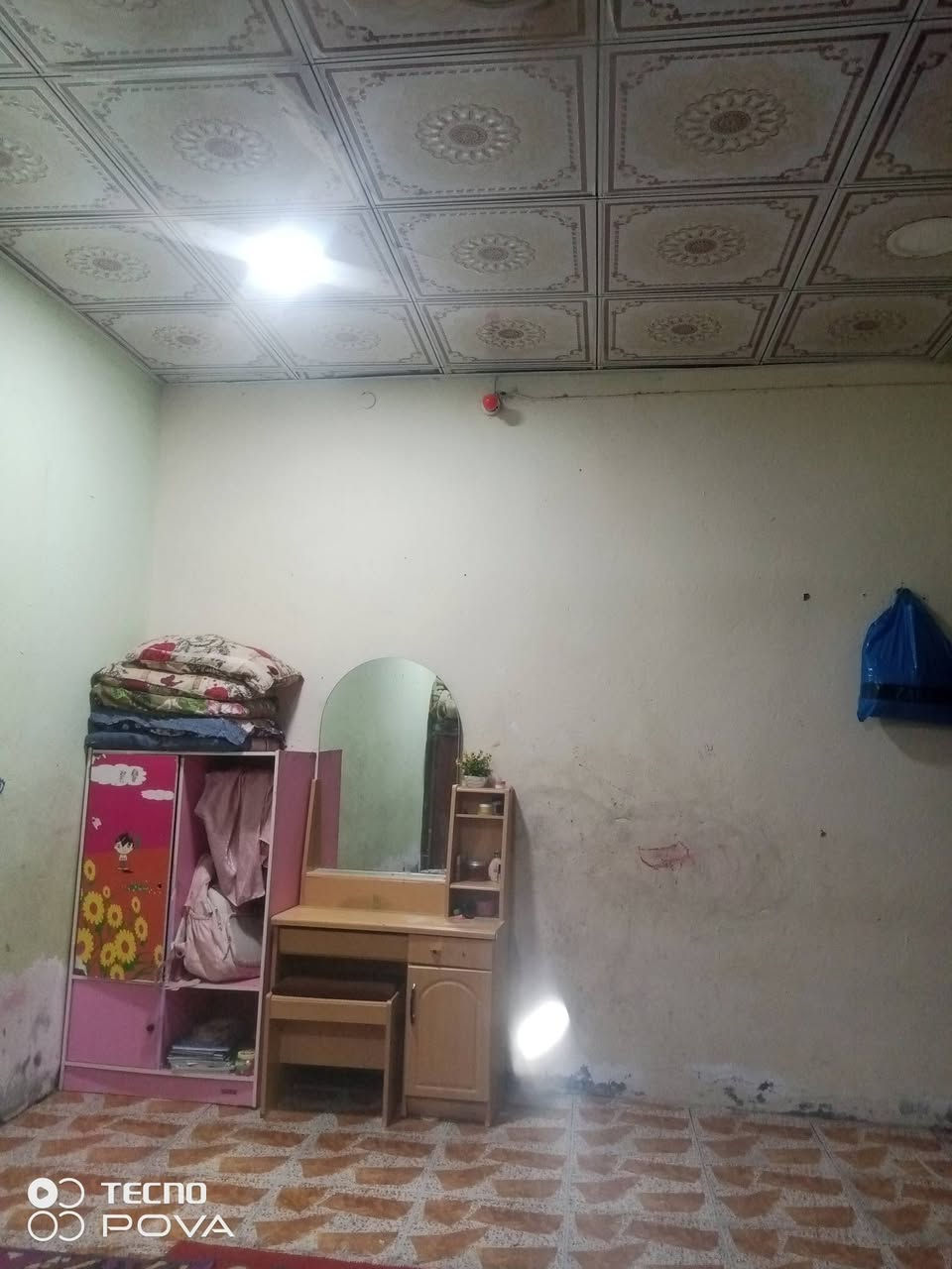 السلام عليكم بيت للبيع مساحه البيت 130 م يتكون البيت من غرفه وصاله ومطبخ وحمامات وبراني طارمه كبيره متوفر كافه الخدمات ماي مقرنص كهرباء المكان السكك بيع البيت فقط بس مكاتبه سعر 24 بي مجال الاستفسار رقم الهاتف بي واتساب ***********
