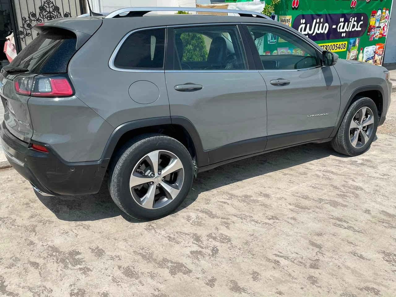 جيب شيروكي بزون موديل2021 وارد امريكي ضربتها الجاملغ الايسر الخلفي 
وشويا من الباب ايرباك برده طاك ومرجع سستم كامل رقم سليمانيه الجديد وهزه جديده فول مواصفات بانوراما  بصمه  حساسات امامي خلفي لادار  تريل هوك

‏‎ دفع رباعي 4×4 مكينه  6 سلندر 3.2المرغوب
‏‎مواصفات السيارة
‏‎تشغيل عن بعد
‏‎بصمة سايد بريك 
‏‎كشن كهربائي  الامامي تدفئه +تبريد الخلفي تدفئه
‏‎دفع رباعي 
‏‎4 انظمة قياده
لادار
تحديد مسار 
تريل هوك
اوتو بارك
‏‎نظام اطفاء المحرك الذاتي اثناء التوقف
‏‎اشاير جانبيه
شاشه كبيره
‏‎شاشة عطلات
‏‎شاشة ثانية لمس كمبيوتر السيارة 
‏‎تبريد قطعتين
‏‎كامره دواره
‏‎سبع وسائد هوائيه
‏‎انارة ترحيب
‏‎لايت زينون
‏‎بلوتوث
‏‎مثبت سرعة
‏‎مانع انزلاق 
‏‎وبعد كومه مواصفات


**إذا كنت صاحب هذا الإعلان وتريد حذفه لأي سبب، رجاءا أرسل رسالة إلى الدعم الفني**