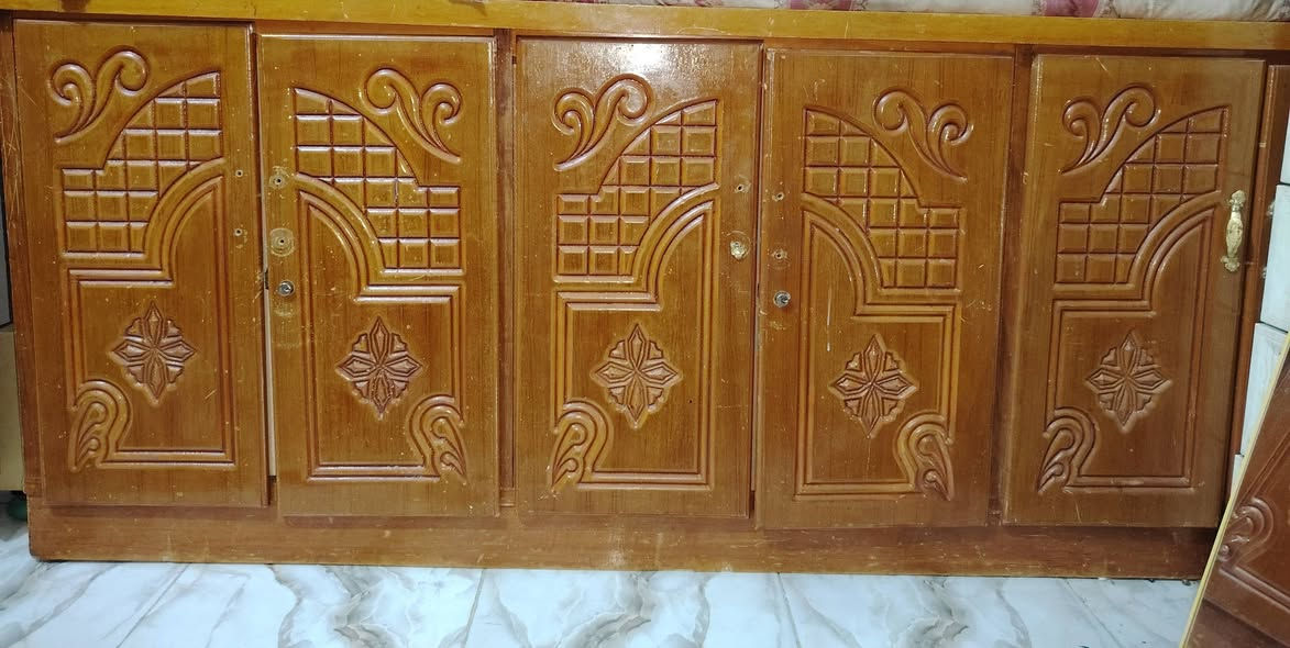 بوفيه خشب قوي قياس مترين ونص ب85 قفل العنوان الناصريه حي الفداء شارع المدارس ***********
