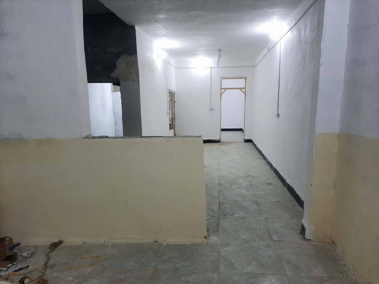 بيت بشارع المطار الجديد قرب أسواق فدك المساحه 130 متر يحتوي على غرفة وصالة ومطبخ وتخاريج وباقي بي مساحة خارجيه السعر  20 وبي مجال للإستفسار *********** مكلف بنشر
