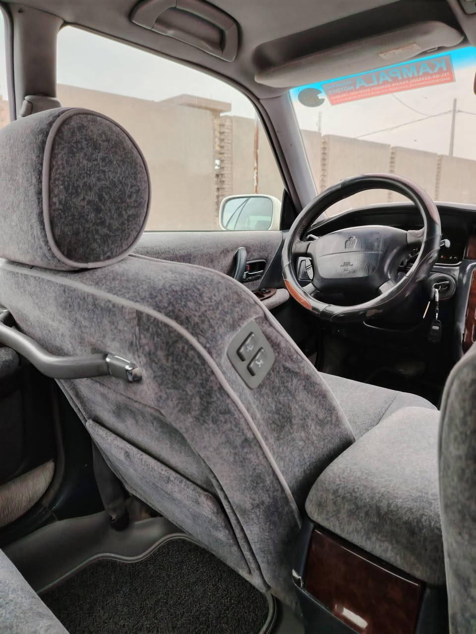 سلام عليكم رأس الثور فلات للبيع رقم صلاح الدين أنكليزي تحويل مباشر سنويه لل29 موديل 2000 اصل كفاله عامه من ضربه كص نقل جثه صبغ السياره فول من غير الفتحه
_كرستال
_شاصي 55
-مكينه3000 فيشه وبطل اسود
_شاشه ليزريه
_تحويره نجف
_نظام ABSشغال
_جنجر 12قرص
-تبريد قطعتين
_ أربع كشنات كهرباء
-ستيرن كهربائيه 
السياره جاهزه حداديه كير مكينه تبريد السعر 110وبيه مجال مكان السياره بابل رقم الموبايل ***********
