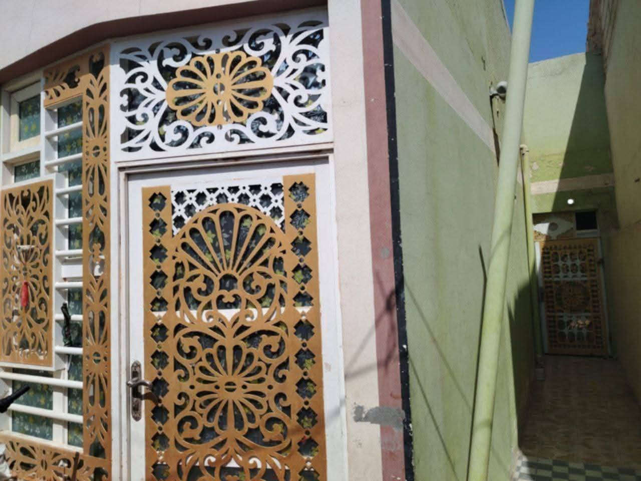 بيت ايجار طابقين ميلاد طريق جنه عامود 90 
ايجاره 350 مقدمه 3 اشهر
غرفتين وصالتين وستقبال ومطبخ وصحيات وطارمه ***********
