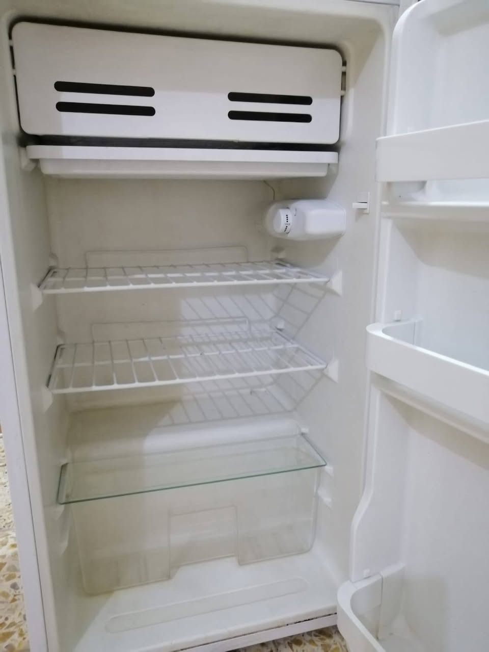 ثلاجه 6 قدم إستعمال قليل اخت الجديده
نضافه 90 بالميه تجميد فول ماخذيها 160 نريدها 100 وبيها مجال الأتصال على رقم الهاتف *********** غير متواجد عالفيس بوك

