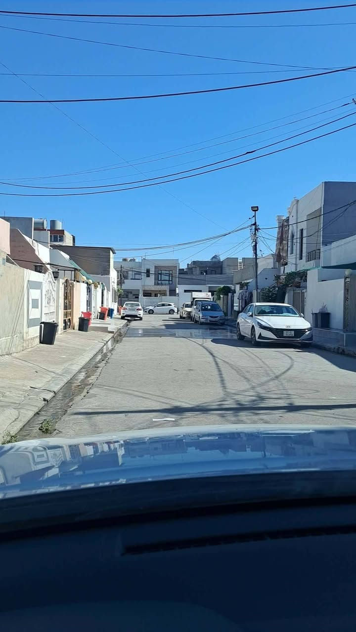375 ثلاثة دفاتر و خمسة و سبعون معاملة شوية
للبيع منزل في أربيل - حي گردجۆتيار
منزل مميز ونظيف جداً للبيع، جاهز للسكن.
المساحة: ١٠٠ متر مربع (٥ متر × ٢٠ متر).
واجهة:الشرقية
الموقع: أربيل - حي گردجۆتيار.
الشارع: شارع عرض ١٢ متر.
البناء: طابق واحد + بيتونة (بحالة ممتازة ونظيفة جداً).
مكونات المنزل: مطبخ ، صالون، غرفة نوم، ومشتملات صحية.
للاستفسار ، يرجى الاتصال على الرقم: واتس اب .کۆرەک
[***********]

🏠 خانوویەکی ناوازە بۆ فرۆشتن لە گەڕەکی گردجۆتیار – هەولێر
375 سێ دەفتەر حەفتا و پێنج وەرەقەو کەمێک معاملە 
ئەم خانووە زۆر خاوێن و ڕێک و پێکە، هەلی گونجاوە بۆ ئەوانەی بەدوای خانوویەکی بچووک و پڕ خزمەتگوزاریدا دەگەڕێن.
تایبەتمەندییەکان:
ڕووبەر: ١٠٠ مەتر دووجا (٥ مەتر بە ٢٠ مەتر).
روو : رۆژهەلات
شوێن: هەولێر – گەڕەکی گردجۆتیار.
کۆڵان: ١٢ مەتر (بەرفراوان و ئۆتۆمبێل بە ئاسانی تێیدا دەسوڕێتەوە).
تایبەتمەندی بیناسازی: یەک قات + بەیتوونە (تەواو خاوێن ).
پێکهاتەی خانووەکە:
مەتەبخی.
سالۆنێکی فراوان.
ژووری نووستن.
مشتملات (تەوالێت و حەمام).
تێبینی: بۆ  هەر پرسیارێکی تر، تکایە پەیوەندیم پێوە بکەن. واتس ئاپ . کۆڕەک 
*********** أربيل, العراق
