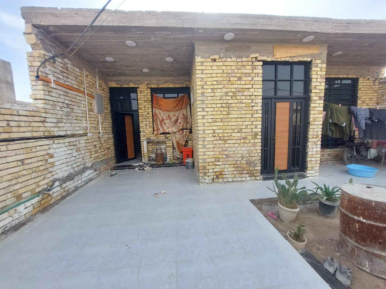 بيت للبيع حي حكيم شارع الوائليه وره مدرسه جديده مساحه 200متر بناء طابوك كله يتكون من غرفتين نوم وصاله ومطبخ واستقبال مرقم من بلديه الاتصال على الرقم ***********
