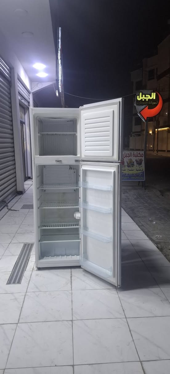 مرحبا ثلاجة ماركة اوسكار حجم 14 قدم شغالة وظمان بشغلهة نظافتهة [💯 ] نظام تجميد كلش نظيفة للبيع سعرهة 190 بيهة مجال بسيط تواصل ***********
