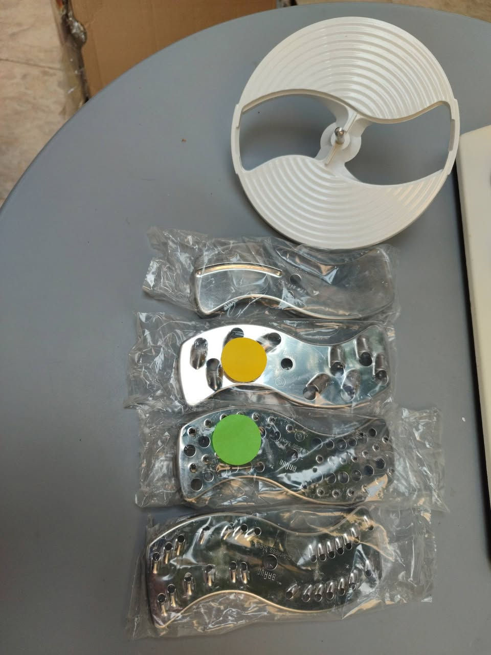 محضرة طعام ست البيت من Braun Multiquick 5 Kitchen Machine K700 
محضرة طعام ست البيت من Braun Multiquick 5 Kitchen Machine K700

 صناعة هنغارية اصلية ...

- تحتوي على وعائين كبير بسعة 2 لتر وصغير بسعة 0.75 لتر .
- تأتي ب ١٤ سرعة متغيرة .
- مرفق معها ١٢ ملحق .
- تقوم بعدة مهام (ثرم و خفق وخلط وطحن وعجن ومعصارة حمضيات ومعصارة لكل انواع الفواكه) .
- مرفق معها كذلك اربع شفرات لتقطيع الخضار وللبشر الخشن والمتوسط والناعم .
- الجهاز جديد ونظيف جدا (مستعمل اقل الشهر فقط) .

للاستفسار وتفاصيل اكثر تفضل خاص ..


**إذا كنت صاحب هذا الإعلان وتريد حذفه لأي سبب، رجاءا أرسل رسالة إلى الدعم الفني**