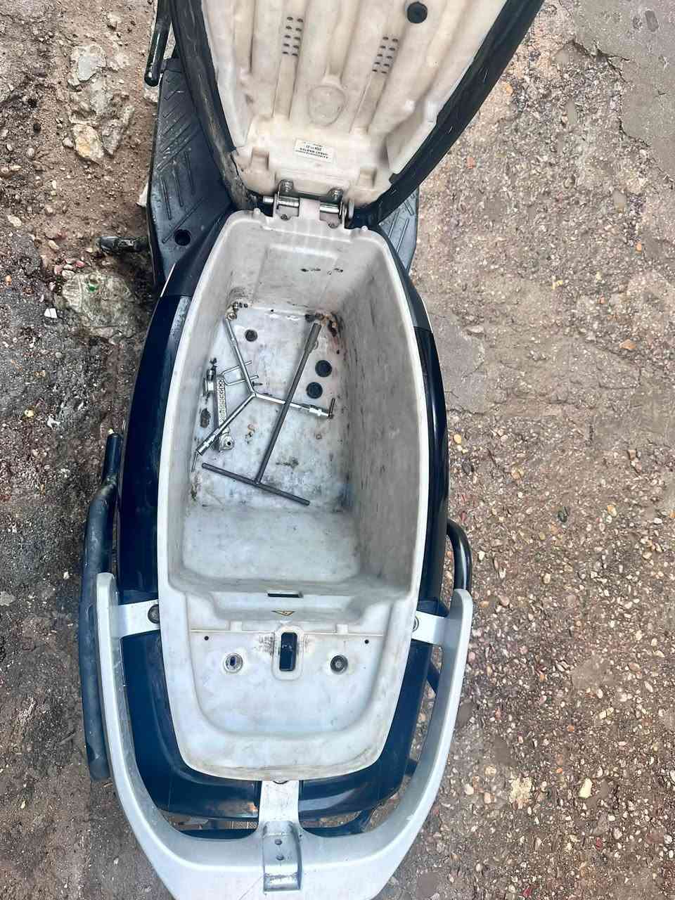 دراجه شحن شركه تالج نوعيه (تيسلا) ست بطاريات مسطره الحجم الكبير الدراجه مشي خير من الله وبطارياتهة كلهة جدد استعمال دراجه ست اشهر دراجه نضيفه وبيهة بعض نواقص 
بيهة جنكال نقص مال غراض 
وبيهة مرايه مكسورة فوك عداد مال كيلو متر 
يعني نواقصهة ميتعدن 50 ألف 
وتجوة فقط ذني نواقص 
سعر الدراجه 800الف وبيهة مجال للشراي 
لاستفسار خاص *********** 
هاذا رقمي
