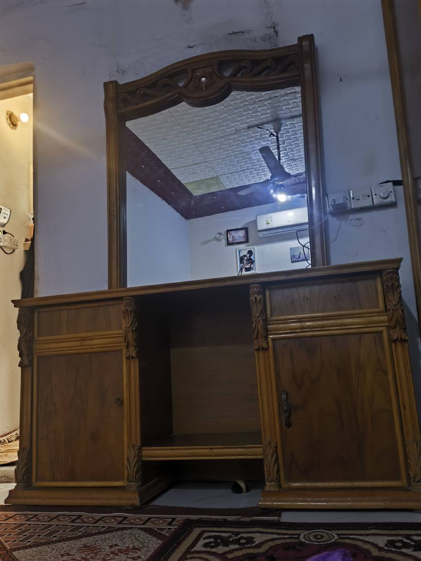 ميز للبيع
شغل درجه اولى تزگام 
السعر 150
***********
