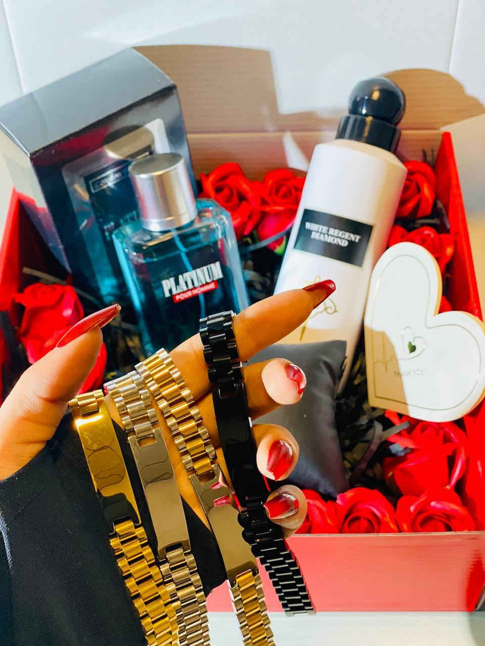 لأن الحب تفاصيل 🎁❤️
بوكس رجالي مميز يجنن بعيد الحب 🔥

عطر بلاتينيوم رجالي يفوح فخامة وثقة 💙✨
معطر إبراهيم القرشي ريحة نظافة وثبات يخبل 🤍🌫️
وسوار أنيق يكمّل اللوك ويظل ذكرى بيده طول الوقت ⌚💫

محاط بورود حمر حتى تكون الهدية مليانة عشق 🌹❤️
دللي حبيبج بهدية راقية تخليه يتذكّرچ بكل رشّة عطر وكل نظرة لسواره 😍


**إذا كنت صاحب هذا الإعلان وتريد حذفه لأي سبب، رجاءا أرسل رسالة إلى الدعم الفني**