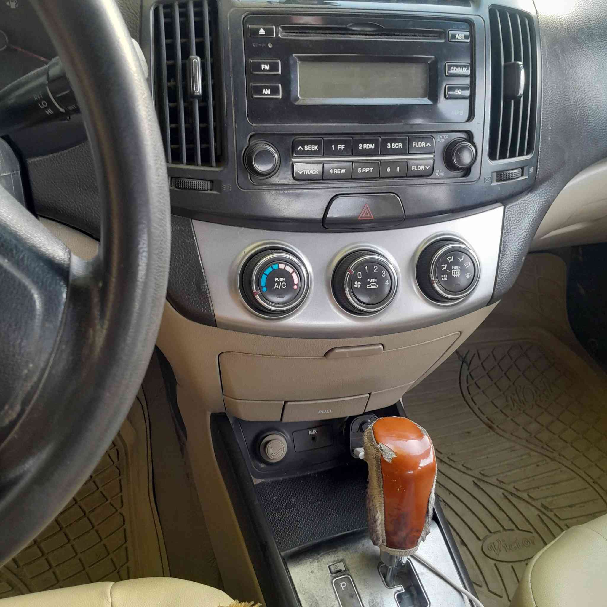 سلام عليكم ألنترى موديل ٢٠١٠ بسمي بيه ظرر جاملغ خلفي بدون دواخل وأظرار بسيطه بجاملغ لأمامي مكينه شادله حاويه قبل شهرين الله شاهد وسعره ٩٥ بيه مجال لشراي رقم تلفون ***********
