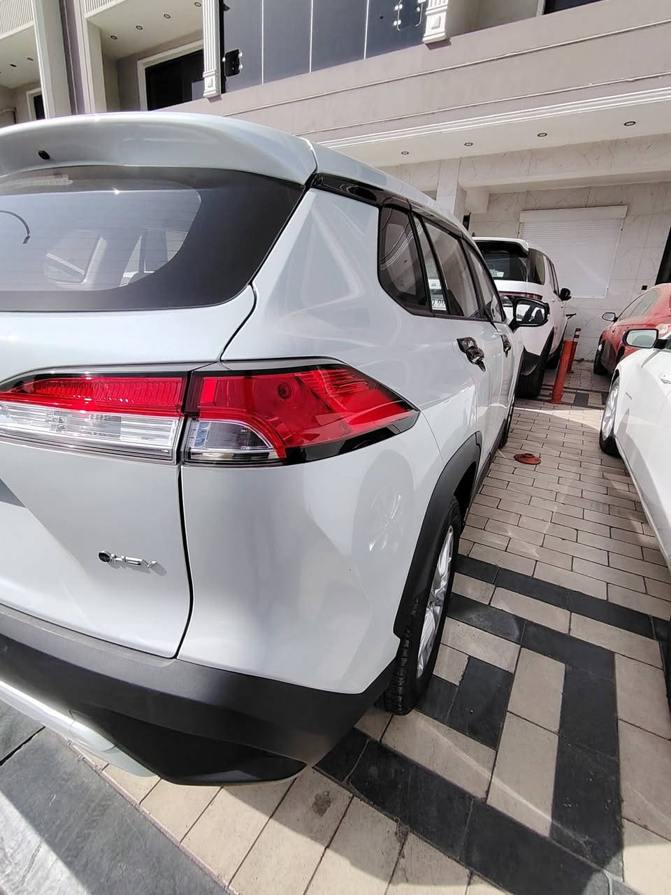 السلام عليكم 
كورلا كروس موديل ٢٠٢٥ ماشية ٦١٤٠ فقط مكفولة من الصبغ ترايها زيرو بالجيس وعليها اضافات حلوة 
بيها باب السائق مبدل وكالة مطابق ١٠٠٪١٠٠ 
وبيها شخوط خباثة بالبنيد 
داخل مخمل فتحة بصمة وباقي المواصفات المعروفة 
السعر ٢٥ مليون و ٣٠٠ الف دينار قابل للتفاوض 
رقم الهاتف ***********
مكانها الكريعات معرض العبيدي
