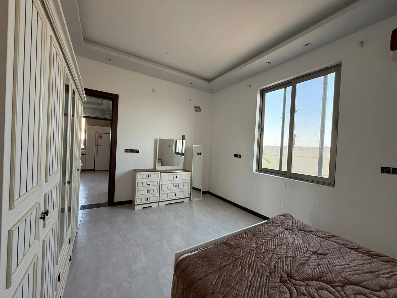 #دار_للـبـيـع بناء حديث 🏡  – مساحة كبيرة وموقع مميّز / الموقع: الديوانية خلف عمارات الزيتون
المساحة الكلية: 1450 متر
الواجهة: 24 متر
الطابو: زراعي – سند 25 مداور مباشر

تفاصيل الدار:
 • مساحة البناء: 180 متر
 • واجهة الدار: 11 متر
 • نوع البناء: كونكريت مسلح + طابوق
 • التقسيم الداخلي:
 • غرفة نوم
 • صالة
 • استقبال
 • مطبخ
 • صحيات داخلية وخارجية
————————————-
#متابعة_الصفحة
#نستقبل_جميع_عروضكم
———————————————————
🔺#للاستفسار الاتصال ع الارقام
 حسن *********** 📲  
واتساب http://wa.me/+964*********** 📲  
ارشد ***********📲 
—————————————————————
او زيارة مكتبنا من الساعة 3 الظهر إلى 8 مساء
🔺مكتب دره المشرق للاستثمار والتطوير العقاري 
🔺العنوان:-حي الجزائر الشارع العام قرب مأكولات تشرين
