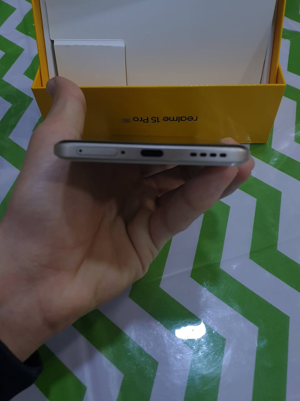 سلام عليكم 

ريلمي15برو 5G

جهاز يشغل ببجي بدقت 144هرتز بمعنى 120افريم

مراوس بايفون 

مواصفات الجهاز

الأداء والمعالج: يعمل الهاتف بمعالج Qualcomm Snapdragon 7 Gen 4 ثماني النواة بتقنية تصنيع 4 نانومتر، مما يوفر أداءً قوياً وسلساً في الألعاب والمهام المتعددة.
الشاشة: شاشة AMOLED منحنية (4D Curve+) بمقاس 6.8 بوصة وبدقة 1.5K (1280x2800 بكسل). تدعم معدل تحديث يصل إلى 144Hz وسطوعاً أقصى يبلغ 6500 شمعة.
البطارية والشحن: يضم بطارية عملاقة بسعة 7000mAh تدعم الشحن السريع SUPERVOOC بقدرة 80 واط، حيث يمكن شحن 50% من البطارية في حوالي 25 دقيقة.
الكاميرا:
الخلفية: نظام كاميرا مزدوج (أو ثلاثي حسب بعض النسخ) بدقة 50 ميجابكسل للكاميرا الرئيسية بمستشعر Sony IMX896 مع مثبت بصري OIS، وكاميرا واسعة جداً بدقة 50 ميجابكسل.
الأمامية (سيلفي): بدقة 50 ميجابكسل قادرة على تصوير فيديو بدقة 4K.
الذاكرة والتخزين: يتوفر بخيارات متعددة تصل إلى 12 جيجابايت RAM (مع دعم Dynamic RAM حتى 14 جيجابايت إضافية) ومساحة تخزين داخلية تصل إلى 512 جيجابايت من نوع UFS 3.1.
النظام والتصميم: يعمل بنظام Android 15 مع واجهة Realme UI 6.0، ويأتي بتصميم نحيف بسمك 7.79 ملم رغم حجم البطارية الكبير.
ميزات إضافية: مقاومة الماء والغبار بمعيار IP69، نظام تبريد سائل بمساحة 7000 ملم مربع، ودعم تقنية NFC


**إذا كنت صاحب هذا الإعلان وتريد حذفه لأي سبب، رجاءا أرسل رسالة إلى الدعم الفني**