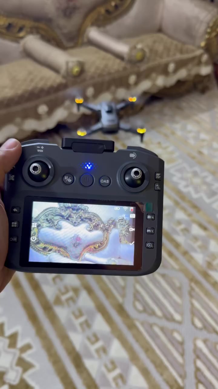 سلام عليكم من رخصة مدير الكروب المحترم طائرة درون بجودة عالية جداً مع ملحقاتها فلاش + رام + شاشة ومراوح اضافية وتعمل بنظام الهاتف والشاشة مكاني كراده رقمي ***********(السعر70 مع التوصيل
