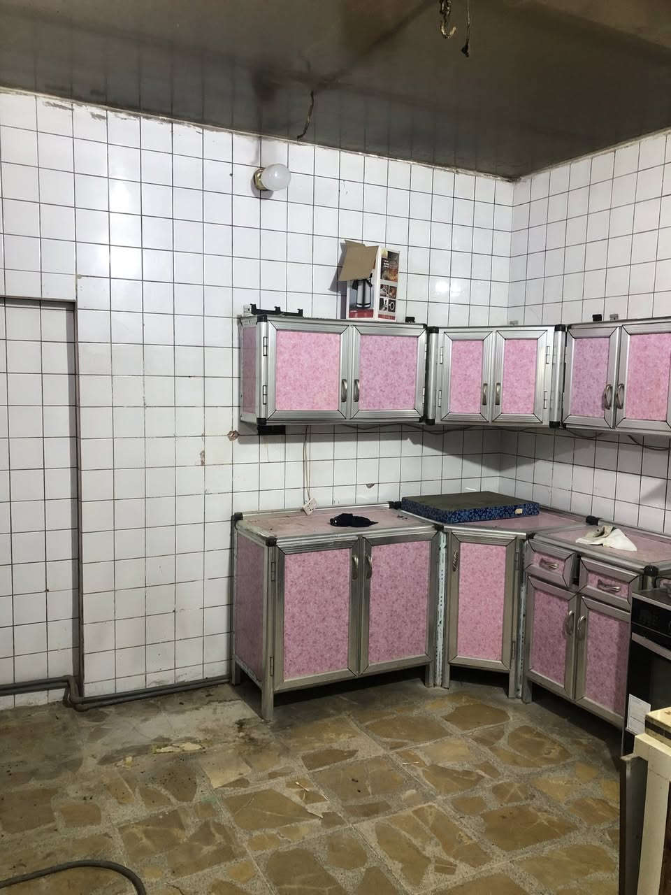 دار حديث  مساحة كبيره للإيجار يحتوي على اربع غرف نوم واستقبال كبير مع خدمات فوك وجوه 
الموقع :الشعب/العقاري
السعر:650 الف نهائي
للاستفسار:***********مكتب الظلال للعقار
