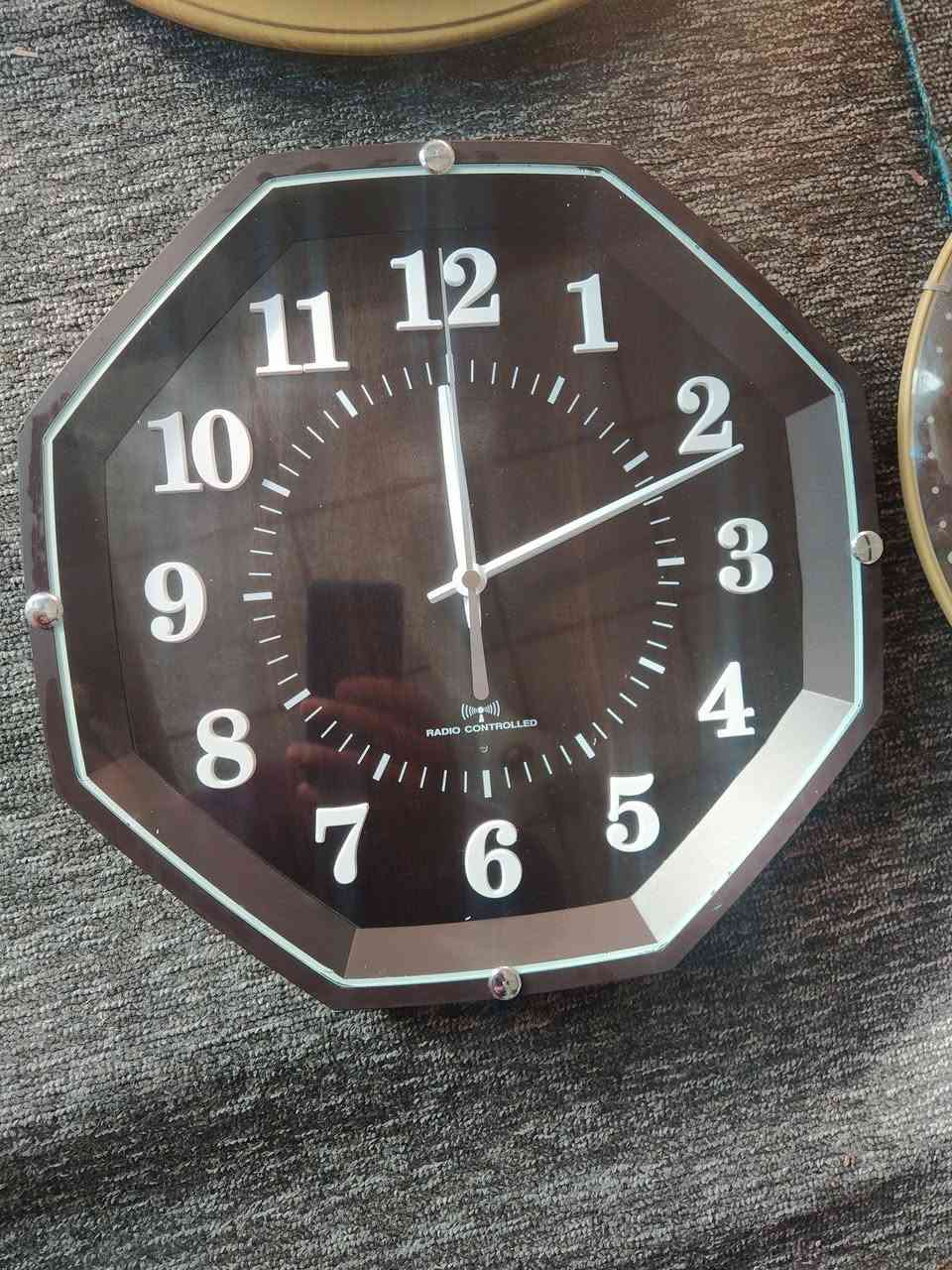 ساعات قديمه مكاين اصليه موجود بل فديو العدد تقريبا 200 قطعه مال امزون مستعمل اوربي مكاني الموصل كلو شغال انطيك ادفع سعر ابيع شلع فقط الساعات اكو منهن ما اعرف شلون اوقتهن بيهن عدسه للتواصل ***********
