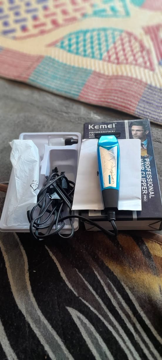 مكينه حلاقه كهربائية جديد مامستعمله للبيع السعر ١٠الف دينار للشراي بغداد مدينه الصدر حي طارق الوسط الموبايل ***********
