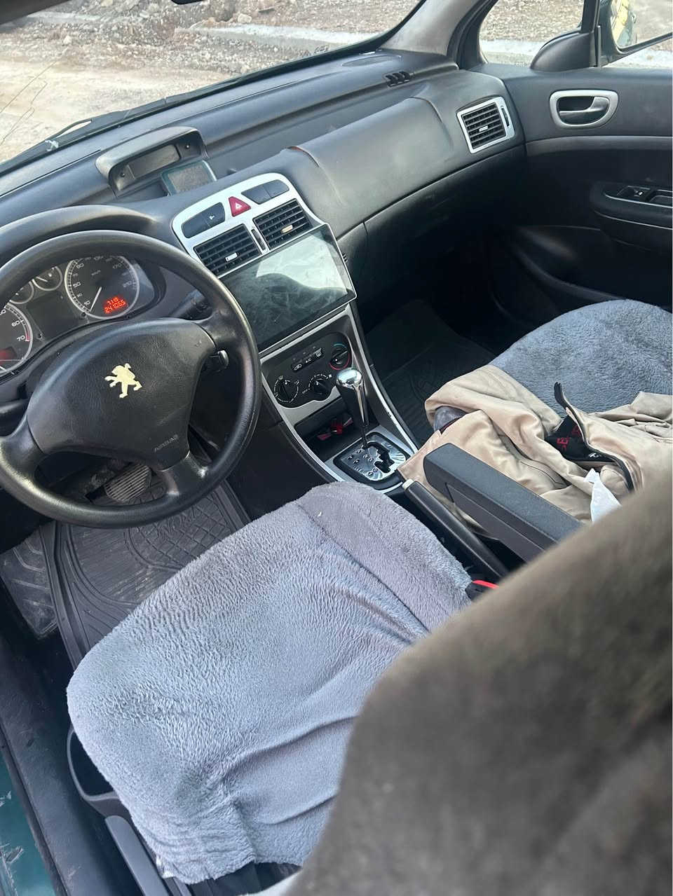 للبيع بيجو فرنسي ٣٠٧ 
موديل ٢٠٠٤ اخضر 
سياره بيها بونيت صبغ فقط 
كير ومحرك شرت فحس 
رقم كوكرك مشروع وطني دفتر بنزين موجودة تخم طاير و باتري جديد صدر جديد سياره مابي نقص من دعامية للدعامية بشرت  
***********
*********** واتساب كركوك, العراق
