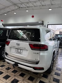 1. لاندكروزر VxR توين تيربو 2025 رقم بغداد العداء (3520 كم)مواصفات الل...