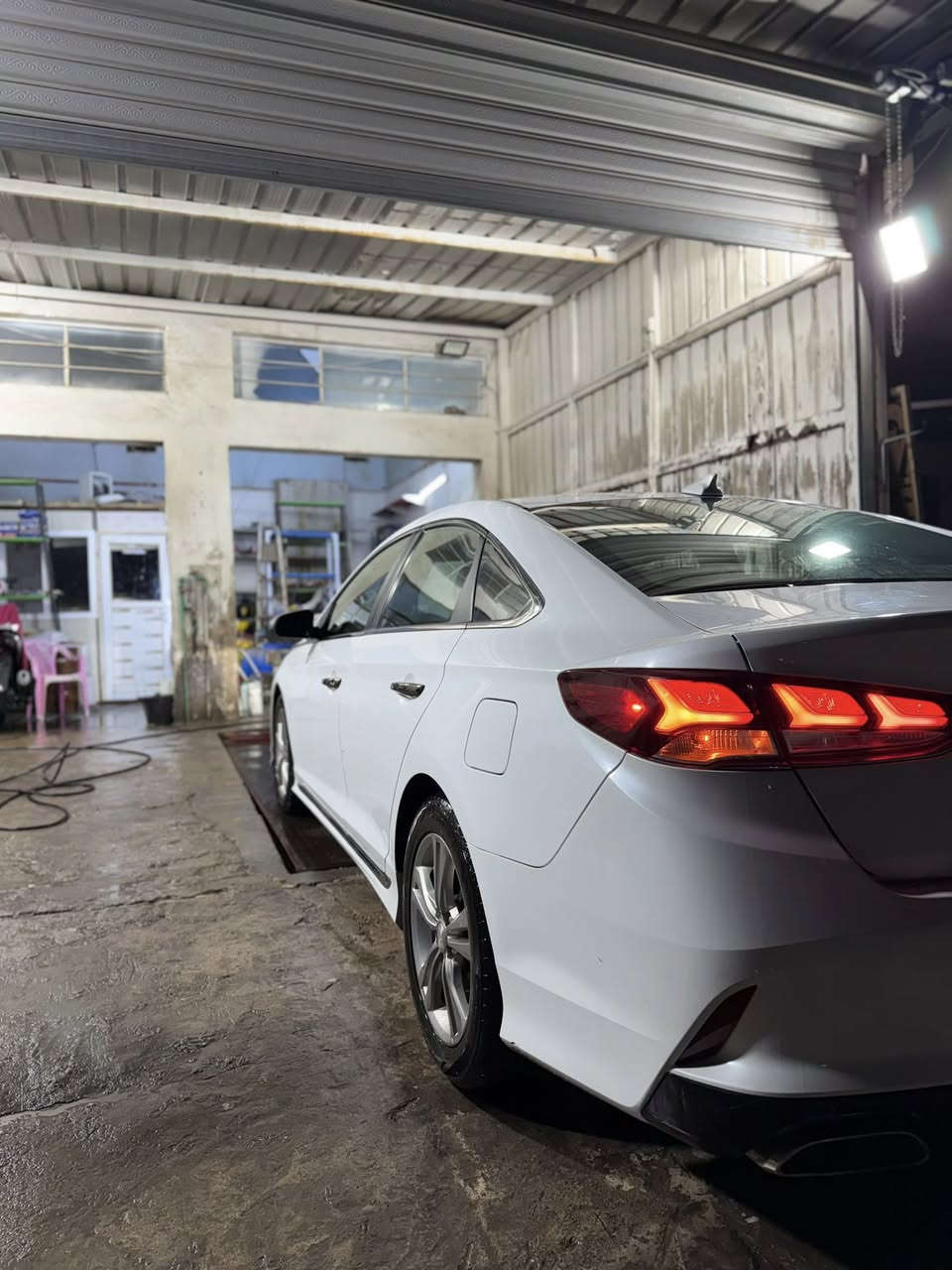 سلام عليكم سوناتا موديل 2019 ماشية 110 الف سياره حلوه ونضيفه  حادثها كلين باب الصدر مبدل جاملع شوية مصبوغ بجم كبس سليم جداً محرك 2400 رقم بغداد تحويل ثاني يوم مكان السياره بغداد شارع فلسطين الرقم *********** السعر 155 وبيها مجال
