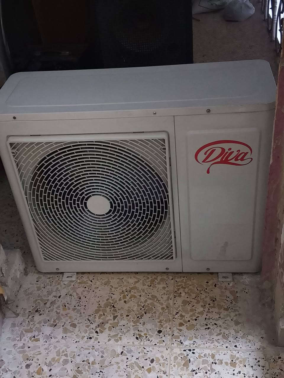 سلام عليكم سبلت عامودي نقصه بس غاز ملحقاته كامله طنين وربع لسعر 450بي مجال كلش نضيف ***********

