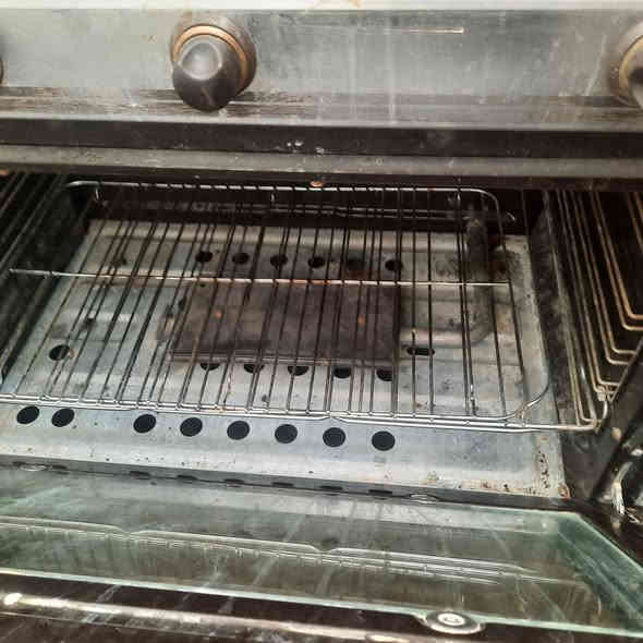 طباخ للبيع مصري ٥ اعيون وفرن شغال السعر ١٥٠ الف ***********
