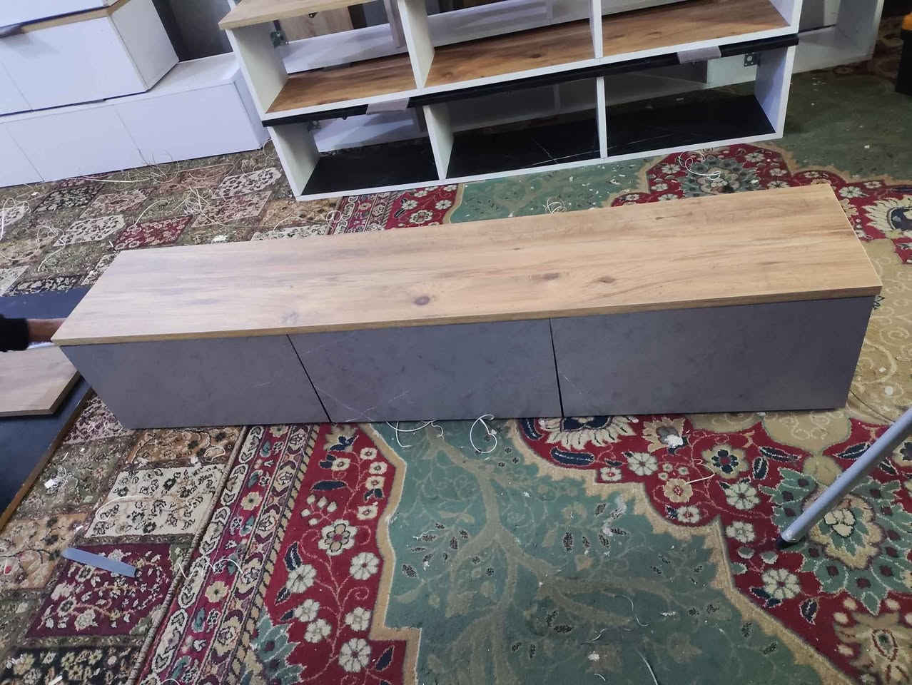 مێزی تیڤی بە ڕەنگی ساجی و سپی بە هەردوو شێوازی هەڵواسین یان قاچی هەبێت دوو مەتری نرخی 75 هەزارە
مەترو نیوی نرخی 60 هەزارە گڵۆپی لیدی پێوەیە و گەیاندن و هەڵواسین تەنها 5 هەزارە بۆ ناو شاری سلێمانی لە بەکرەجۆم
*********** السليمانية, العراق
