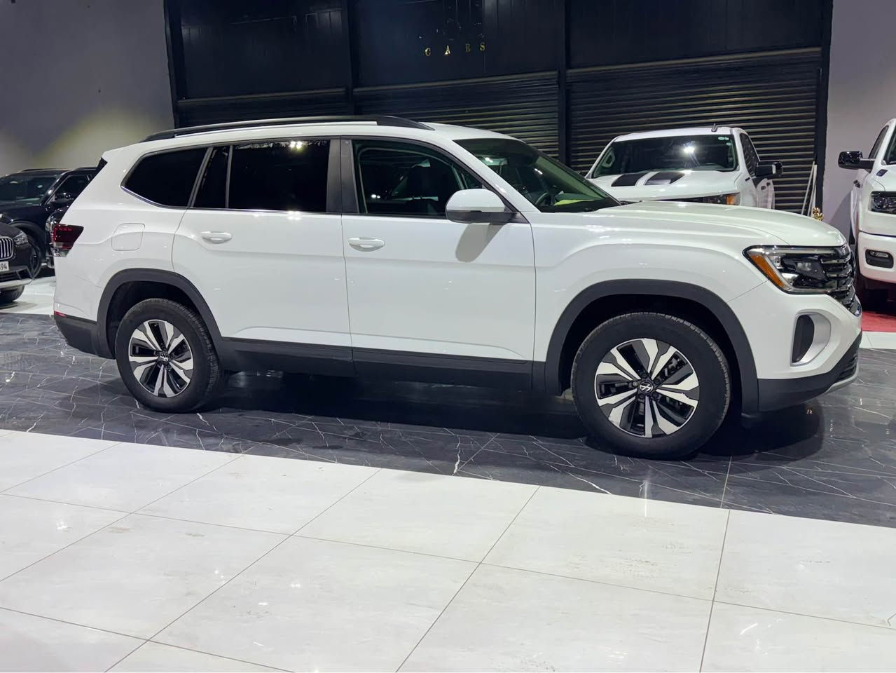 السلام عليكم
سعر : ٢٣٥ ورقة 
نوع سيارة : فولكس واكن اطلس 
موديل : ٢٠٢٥ 
ماشية : فقط ١٠ الف
مواصفات SE ( كشنات جلد-كشنات تبريد هيتر -مرايات -رادار-بصمة-كاميرا-لايت ليد امامي-خلفي)
حادث خلفي مو بجم بجم كبس  ارباك بس تكمة
١-باب خلفي سايق صبغ جاملغ خلفي تعديل صندوق مبدل نفس لون جاملغ خلفي سكن صبغ شبر بالقمارة صبغ
(قطعتين صبغ-واحد قطعة مبدل واحد قطعة تعديل)
 1V2DR2CA7SC531204
مكان اربيل ١٠٠ م شركة ريبوار سالار 
*********** أربيل, العراق
