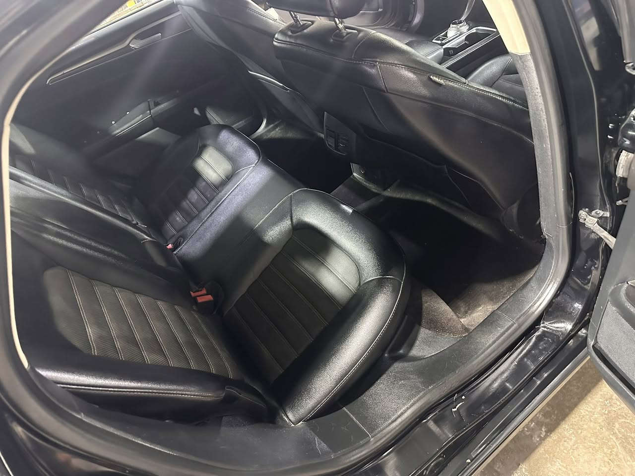 السلام عليكم
فيوجن ١٧ 
محرك ٢٠٠٠ هايبرد 
محرك جديد وكير  مكفولات 
صدر جديد
تخم تاير جديد
سياره جانيها وماقصر بشي وياها 
بس احتاجيت واريد ابيع والحمد لله وبالعافيه على ياخذها🙏🏽
سعر ١٠٥ وبيها مجال 
*********** واتساب 
***********
