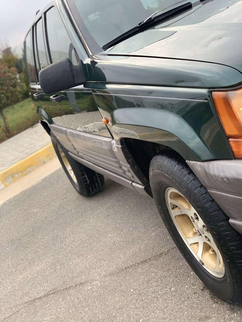 مؤديل1995Jeepشوێن سلیمانی ***********سعر51گه V8 لاو مه عامه له 
سه ياره كه بێ دەعموولێ دراو جوارتایە ویلی نوێ سە نەوی تازەیە تا٢٠٢٩ته حويل خرامه براوه به شه رت گێروو مەکینە بە شەرت تبریت ساردوو گەرم بەشەرت كوشن كاره با ته عديل سورعه سوكان ڤؤليوم ناو  ڤؤرميگا
