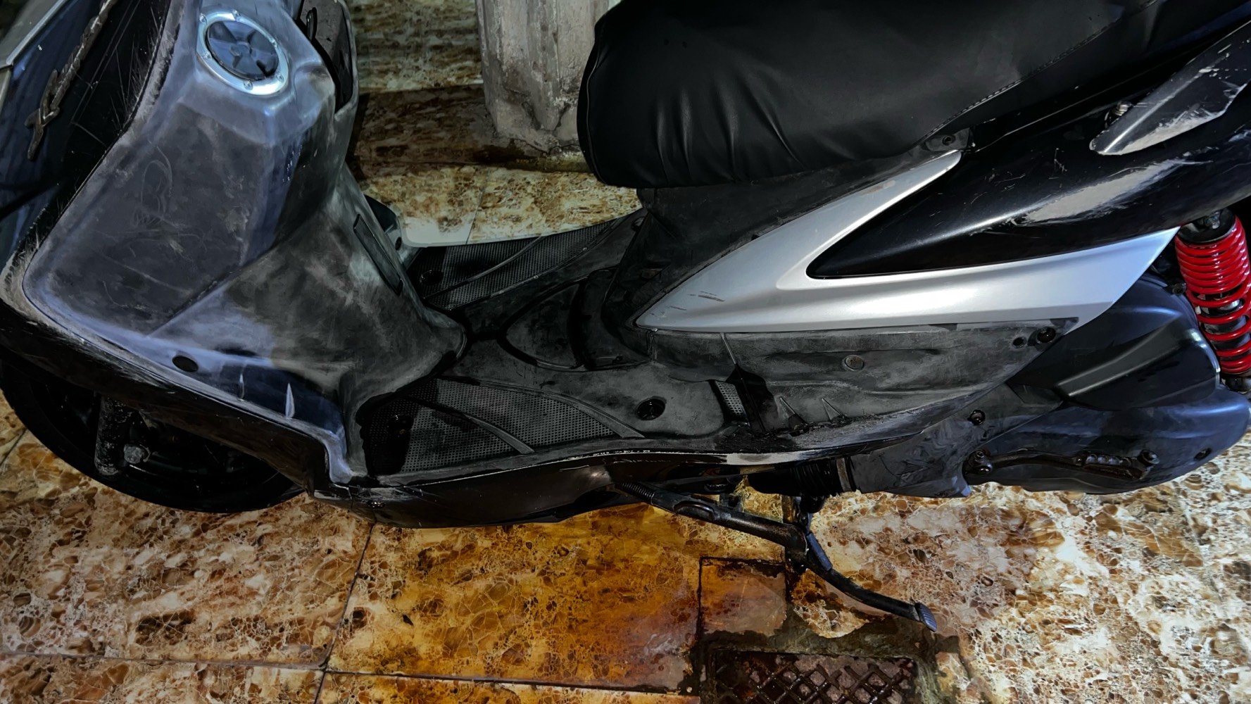 دراجة للبيع سكنس فحل ياباني قبق مسح كابريتر موديل 2007 مكينتها 125cc ماشية 94446 كيلومتر.
الدراجة منزلها رمبة حاوية على ايدي مكينة ما مفتوحة بتاريخ 2023/5/4.
الدراجة انفتحت مكينتها قبل شهر بتاريخ 2026/6/3 جان السلندر كاض بسبب منقصه دهن وانفتحت المكينة دايرلها دهن اصلي amsoil 20/50 4T .
الدراجة حلوه بالمشي ونظيفة بس تعبانة بيها نقوصات ويرادلها ترتيب ، الكفرات تعبانة وبيها نقص كفر واحد مال صفاح الايمن ومشخطة بسبب مگلوبه الدراجة قبل فترة ، كهربائيات شغالة فقط الاشارة اليسرة ما تشتغل دكمة ، الدبلات الامامية طاكه يرادلهن تبديل ، تشتغل سلف وهندر نكرة ومكينة مكفولة صافية حلوه.
بيها نقوصات حسب ما موضح بالصور ويرادلها ترتيب ، جان رتبتها بس ما متفرغلها ابيعها على حطتها.
الشراي والجاد بالشراء يراسل او يتصل واتساب 
ويتدلل انطيه عيوني *********** 
عنوان البصرة / حي الزيتون
الدراجة سعرها 675 بيه مجال وقابل للتفاوض بس لحد يكسر بحلال العالم فدوه اروحلكم.