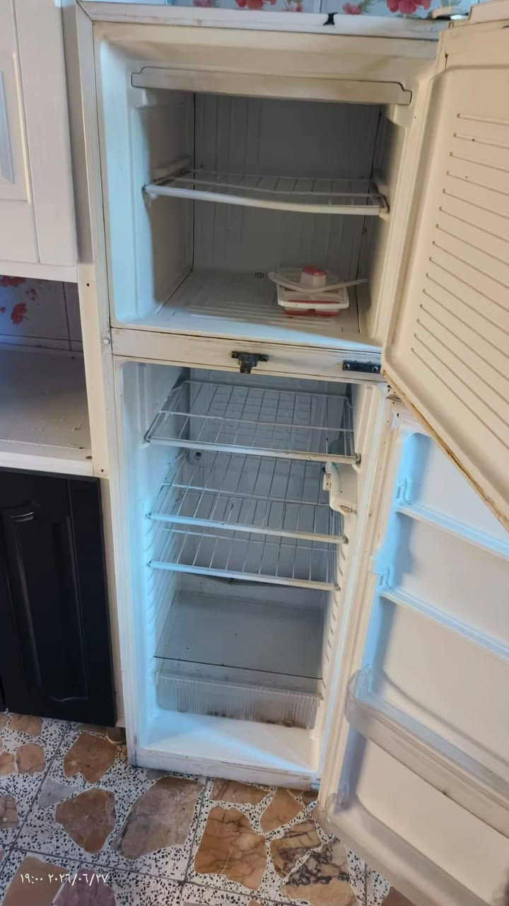 ثلاجه ومجمده للبيع بابين ٢٨ قدم  تشتغل مابيها شي السعر ٣٥٠ الف وبيها مجال للاستفسار *********** بغداد حي اور

ثلاجه للبيع بس الافريز ميجمد السعر ٢٠٠ الف وبيها مجال بغداد حي اور
