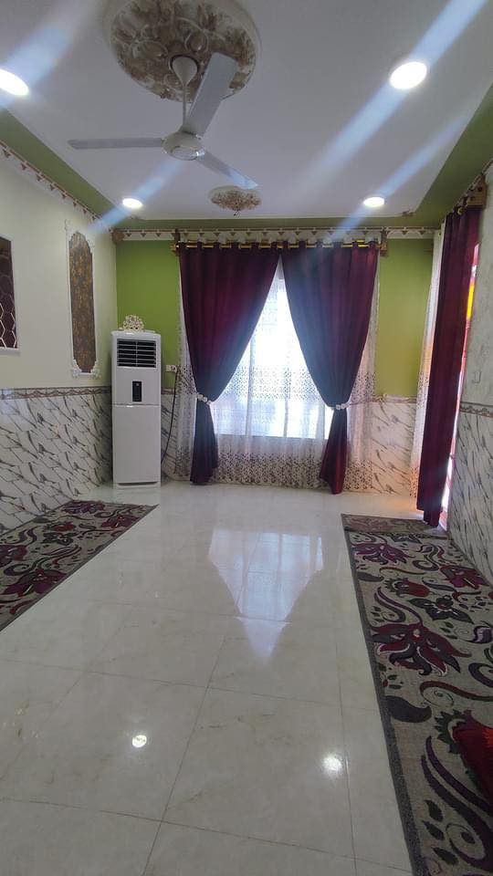 بيت للبيع المساحه 200متر. ركن شارع 20 و 12 م. يتكون من استقبال ومطبخ وصاله وغرفتين نوم منطقة الخاجيه رقم البيت 7611. خلف المعارض والبيع المباشر. بسمي اي استفسار اتصل ***********
