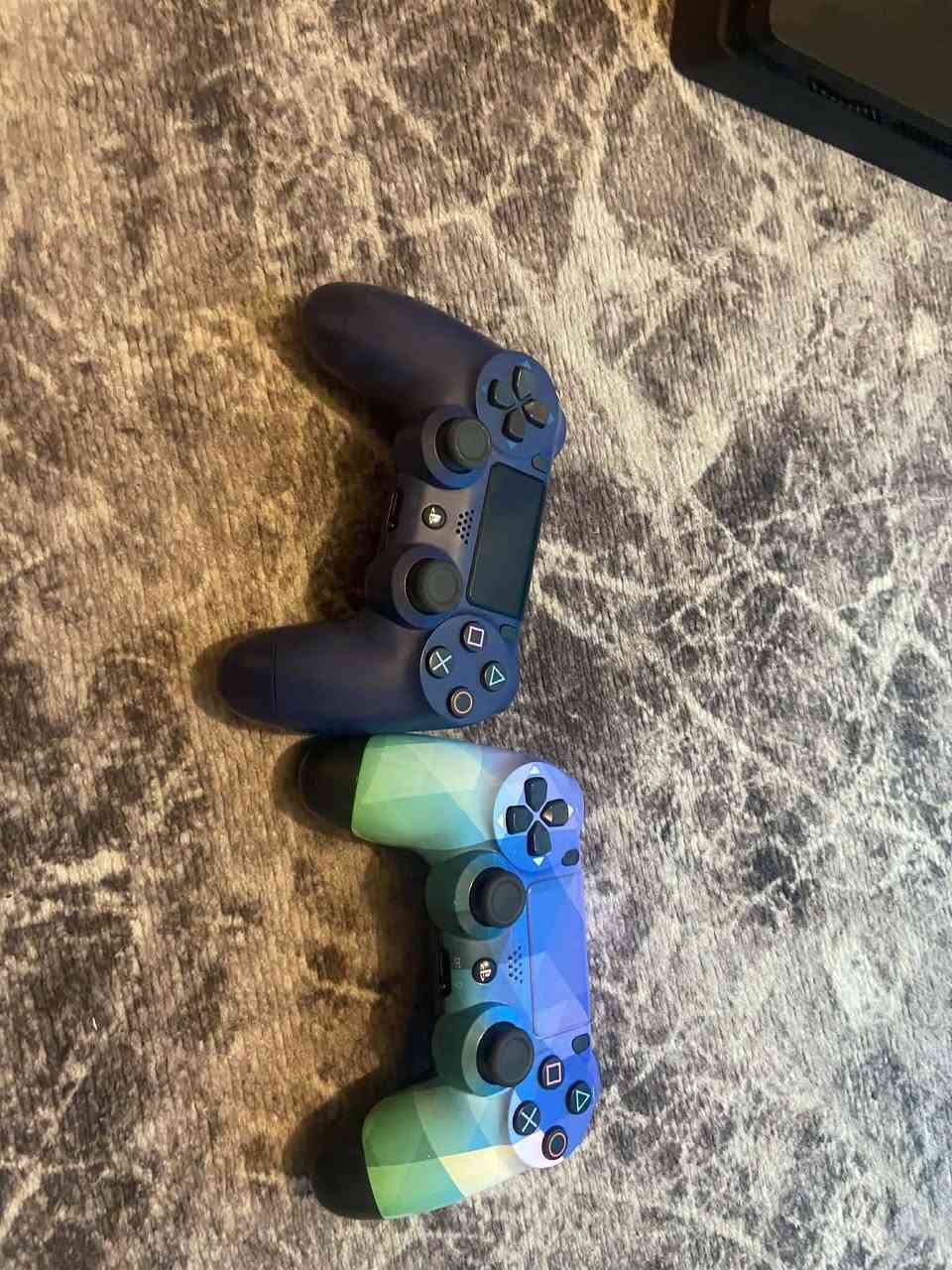 سلام عليكم شباب 
بلي فور مهكر 
سلم 
باله ما مشتغل هواي ابد معه كامل ملحقات جوستكات اصليه و بي العاب مصوره كدامكم 
نضام 11.00 
مع دركسون في اكس ان معه كامل ملحقات فره و نص و يتحول نص فره الاجهزه كلش جديده وما مفتوحه ابد 
ابيع دركسون و بلي و ابيع عادي يعني كلمن وحده هيج 
سعر 310 وبي مجال للطيبين مكان بغداد شعله خادمكم كميل رقم *********** و الخاص الي يريد راسلني يكتب بل تعليق
