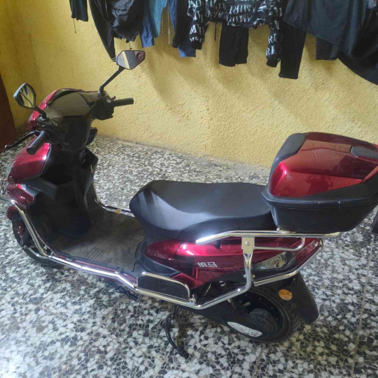 السلام عليكم دراجه شحن خمس بطاريات مابيها اي شكال قبل يومين من اخذتها بعدها ماماشيه  السعر700 المكان الشعب رقم الهاتف ***********
