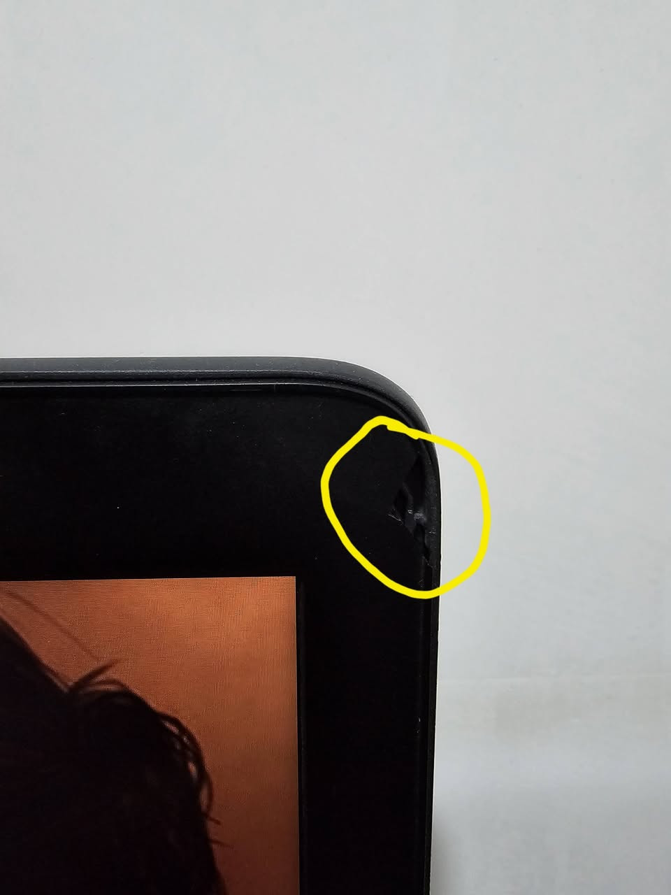 للبيع:  HP ZBook 17 G3 

​إذا كنت تبحث عن حاسبة تجمع بين قوة التصميم الهندسي ومتعة الألعاب الضخمة، فهذا الجهاز هو خيارك الأمثل. مجرب وشغال على أثقل البرامج وأحدث الألعاب بسلاسة تامة.

​المواصفات العالية:
​المعالج: Intel Core i7-6820HQ (نسخة الأداء العالي).
​الذاكرة: 16GB DDR4 RAM.
​الهارد: 512GB SSD Samsung (سرعة خارقة).
​كارت الشاشة: NVIDIA Quadro M3000M بذاكرة 4GB GDDR5 (كارت مخصص للأعمال الثقيلة والألعاب).
​الشاشة: 17.3 بوصة العملاقة لتجربة لعب ومشاهدة سينمائية.

​🎮 قائمة الألعاب والبرامج الشغالة عليه 
​أولاً: البرامج الاحترافية:
​Adobe Photoshop (أحدث نسخة): يعمل بسرعة فائقة في التصميم والمعالجة.
​ثانياً: ألعاب القصة والغرافيك العالي (AAA):
​God of War (الرابع والخامس)
​Ghost of Tsushima & Horizon Zero Dawn
​Uncharted 4 & The Witcher 3
​Tomb Raider & Sekiro
​ثالثاً: الألعاب التنافسية والرياضية:
​GTA 5 & PUBG & Delta Force: 
​Tekken 8
​Battlefield 6 (طور القصة)
​PES 2021 & eFootball (الحديثة):
​تفاصيل إضافية:
​الحاسبة بنظافة ممتازة جداً.
​توجد طخة بسيطة جداً في الزاوية (خارجية فقط) لا تؤثر على الشاشة أو الأداء نهائياً (موضحة بالصور).
​النظام: ويندوز 11 برو الأصلي.
​💰 السعر: 515 ألف دينار 
📍 للاستفسار والتواصل: ***********
