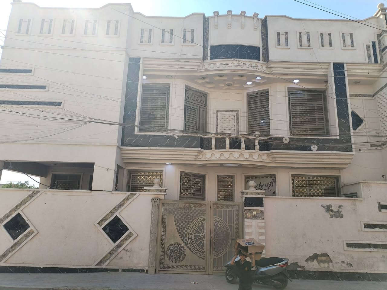 السلام عليكم عندي بيت 140 متر
ركن بكفائات العبيدي بشارع 50

للايجار يحتوي الطابق الأول صاله استقبال مطبخ صحيات

الطابق الثاني اربعه غرف نوم مع صحيات وصا

 ***********له
