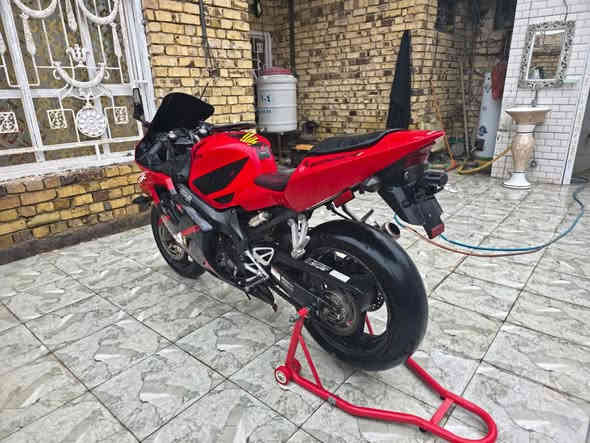 السلام عليكم للبيع
افوراي.    F4i
الالوان احمر كفرات
حجم المحرك 600
تخم تاير 
باتري جديد كهربائيات شغاله
كير ومحرك فول
الدراجة تشغيلته نكره 
دسكات الخلفي والمامي جدد
الدراجه مزوده
حماوه بالصيف ماكو حلوه حماوته
السعر 39 ورقة وبيهة مجال 
العنوان محافظة الديوانية
للراغب فلشراء التواصل على الرقم

0777 006 9393
