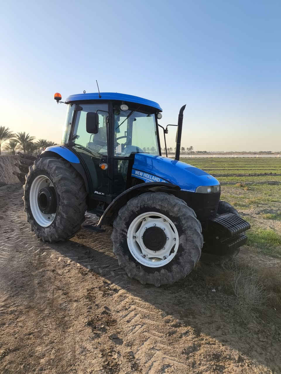 سلام عليكم نيو هولندا 2012للبيع مكفوله مكاني بابل جبله المكينه خير  من الله تايرات نص عمر تجي تفحص وتكرب وتشوفها  سعر 28مليون وبيها مجال مرقمه بأسم اخوي وتستلم كاز رقمي ***********
